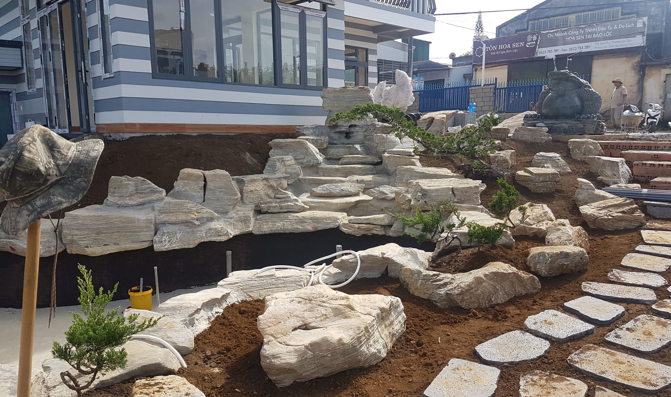 hồ cá koi chú lâm bảo lộc